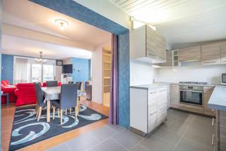 <p>Op een steenworp van Erasmus, in een rustige en aangename woonwijk, ontdekt u deze charmante woning van ±119 m², ideaal voor een gezin dat op zoek is naar comfort en rust.</p>
<p>Vanaf de inkomhal wordt u meteen verleid door de warme sfeer en de functionele indeling. De hal geeft toegang tot een lichtrijke woonkamer van ±30 m² met open haard, perfect om in elk seizoen een gezellige sfeer te creëren. De half uitgeruste keuken sluit mooi aan op de leefruimte.</p>
<p>De woning beschikt over 3 slaapkamers van mooie afmetingen (±12 m², 14 m² en 8 m²), een badkamer, een wasruimte en een kelder, en biedt zo alle comfort voor het dagelijkse leven. Buiten geniet u van een mooie tuin van ±50 m², ideaal om volop van zonnige dagen te genieten, gezellig buiten te eten of een speel- of ontspanningsruimte in te richten.</p>
<p>Op technisch vlak beschikt het pand over tal van troeven: conforme elektriciteit, een gasketel van 2016, ramen van 2005, manuele rolluiken en een open haard. EPC: E-</p>
<p>Een garage op enkele meters van de woning kan optioneel worden aangekocht voor €30.000, een echte meerwaarde in de buurt.</p>
<p>Een aangename, goed gelegen woning met veel potentieel, absoluut een bezoek waard!</p>
<p><span>Gelijkvloers</span>:</p>
<ul>
<li>Inkomhal op tegelvloer</li>
<li>Woonkamer van ±30 m² met open haard en parketvloer</li>
<li>Berging/wasruimte op tegelvloer</li>
<li>Half uitgeruste keuken van ±14 m² op tegelvloer</li>
<li>WC</li>
<li>Tuin van ±50 m²</li>
</ul>
<p><span>1e verdieping:</span></p>
<ul>
<li>Nachthal</li>
<li>3 slaapkamers van ±8, 12 &amp; 14 m² op parket</li>
<li>Badkamer van ±4 m² op tegelvloer - WC</li>
</ul>
<p><span>Kelderverdieping</span>: Kelder van ±15 m²</p>