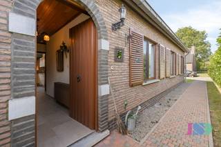 <p><span>Deze aangename gelijkvloerse woning werd recent opgefrist en is ideaal voor wie op zoek is naar comfortabel wonen op één niveau. Het is gelegen in Muizen, op een vlot bereikbare locatie nabij de nodige voorzieningen.</span></p><p><span> </span></p><p><span>De woning geniet van een praktische indeling, aangename leefruimtes en een verzorgde uitstraling. Dankzij de recente opfrissingswerken kan de woning zonder grote ingrepen meteen in gebruik worden genomen.</span></p><p><span> </span></p><p><span>INDELING</span></p><p><span>Inkomhal, toilet, leefruimte, veranda, keuken, hal, 3 slaapkamers, berging met trap naar zolderkamer en garage.</span></p><p><span> </span></p><p><span>Een interessante opportuniteit voor starters, koppels of wie bewust kiest voor het gemak van een volledig gelijkvloerse woning.</span></p><p><span> </span></p><p><span>Alle beschikbare documenten met betrekking tot deze woning zijn terug te vinden op onze website.</span></p><p><span> </span></p><p><span>Interesse? Neem gerust contact op voor meer informatie of een bezoek.</span></p>