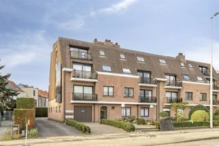 <p><span>Op te frissen, ruim dakappartement op een toplocatie in Gentbrugge, nabij openbaar vervoer, winkels, oprit autostrade en Gent centrum. Indeling: inkomhal, zonnige living voorzien van open haard en grote raampartijen,  ingerichte open keuken, apart gastentoilet, berging/wasplaats, badkamer (voorzien van lavabo, douche, ligbad, toilet) en 3 volwaardige slaapkamers. Daarnaast beschikt het appartement ook over 2 terrassen; voor -en achteraan en een afgesloten garagebox.</span></p><p><span> </span></p><p><span> Bijzonderheden: de lift stopt in het appartement. Terassen recent vernieuwd. </span></p><p><span> </span></p><p><span>Contacteer Dieter van Pattymo voor meer informatie of een bezoek via Dieter@pattymo.be of 0477/19.81.12. </span></p>