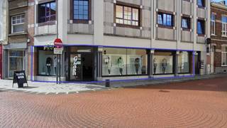 Zeer goed gelegen commerciële ruimte van ca. 129m². Dit pand heeft een vitrine van maar liefst ca. 20,59m. Uitstekend gelegen in het centrum van Tienen! Dit pand omvat 2 aaneengesloten winkelruimtes, opslagplaats, berging, toilet en stadskoer. De verwarming is elektrisch. Door de ligging is dit een uitstekend handelspand. Voor meer info en/of een bezichtiging, kan u zich enkel en alleen registreren via de gele knop "bezoek aanvragen" onder de advertentie of via deze link: https://LTC.mijnhuurprofiel.be/property/c394d91f-89e4-4080-baea-7d05a93c632d. LET OP: telefonische oproepen en mails beantwoorden wij NIET!.