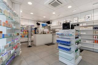 <p>Ontdek dit commercieel handelsgelijkvloers gelegen aan de Sterstraat 96 te Drogenbos, een absolute topligging voor ondernemers die belang hechten aan zichtbaarheid, bereikbaarheid en commerciële uitstraling. Dankzij de strategische ligging nabij de Brusselse Ring, de Bergensesteenweg, de Humaniteitslaan en het shoppinggebied rond Drogenbos geniet deze locatie van een constante passage van zowel lokaal als doorgaand verkeer.<br /><br />Het pand is momenteel ingericht en uitgebaat als apotheek, waardoor het onmiddellijk inzetbaar is voor een gelijkaardige activiteit. Dankzij de functionele indeling en de commerciële bestemming biedt het echter eveneens tal van mogelijkheden voor andere vrije beroepen, medische of paramedische activiteiten, kantoorfuncties, dienstverlening of detailhandel.<br /><br />De handelsruimte beschikt over een verzorgde presentatie, een ruime commerciële zone en diverse achterliggende functionele ruimtes die kunnen dienen als stockageruimte, bureau, praktijkruimte of personeelsvoorzieningen.<br /><br />Een van de grootste troeven van deze eigendom is zonder twijfel de uitstekende commerciële ligging. Gelegen in een dynamische omgeving met een sterke lokale verankering, talrijke residentiële buurten en een vlotte verbinding naar Brussel, Anderlecht, Sint-Pieters-Leeuw en de omliggende gemeenten, biedt deze locatie een uitstekende visibiliteit en een groot klantenpotentieel.<br /><br />Bent u op zoek naar een handelsruimte op een commerciële toplocatie met uitstekende bereikbaarheid en een brede waaier aan mogelijkheden? Dan is dit pand beslist een bezoek waard.<br /><br />📞 Contacteer ons vandaag nog voor meer informatie of een bezoek ter plaatse:<br /><br />📧 nils.deblock@weinvest.be<br />📱 0497 248 251</p>