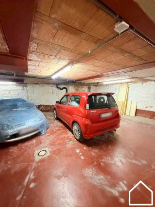 Dit appartement is gelegen in een zijstraat van de Leet en op 200m van de Grote Markt en vormt een ideale belegging! Het appartement is verhuurd aan 725 euro per maand inclusief syndic.<br /><br />De lift werd reeds vernieuwd. Het dak werd geïsoleerd en de dakbedekking werd vernieuwd in 2019. De achtergevel werd geïsoleerd in 2015. <br />De elektriciteit is conform en blanco gekeurd, zonder gekende inbreuken. <br /><br />ONTDEK DE VASTGOEDVIDEO; https://youtube.com/embed/Je7iHVffAyg<br /><br />Indeling: <br /><br />inkomhal (6,30m²) - ruime living (29m²) - 2 slaapkamers (15,25m² - 11.50m²) - badkamer met lavabo en ligbad (2,85m²) - nieuwe ingerichte keuken voorzien van vaatwas, kookplaat, frigo en heteluchtoven (11,90m²) - terras (6,65m²) - autostandplaats in de gemeenschappelijke garage<br /><br />Extra: nieuwe condensatieketel op aardgas (2018) - dubbele beglazing aanwezig - EPC B label (180 kwh/m²) - asbestveilig