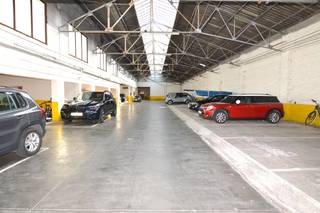 Autostaanplaats te huur nabij Station Mechelen.<br />Het gaat om 2 plaatsen in een afgesloten complex met automatische poort.<br /><br />De plaatsen zijn beschikbaar vanaf 01/07/2026.<br /><br />Huurprijs : 75 euro/maand excl BTW per autostaanplaats.<br /><br />Voor meer info Kirsten@immovos.be of 0479357172