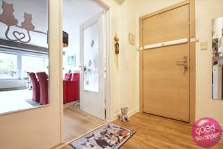 INSTAPKLAAR APPARTEMENT voorzien van 2 slaapkamers, 2 terrassen en balkon, zeer gezellig gelegen op de eerste verdieping van een keurige en...