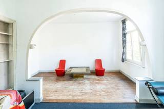 Totaalrenovatie met veel potentieel!<br /><br />Deze <strong>te renoveren</strong> woning in de rustige <strong>Azalealei </strong>te Merksem biedt een uitstekende opportuniteit voor wie op zoek is naar een betaalbare woning met <strong>karakter én potentieel</strong>. Gelegen in een <strong>groene</strong>, residentiële straat met vlotte verbinding naar het centrum van Antwerpen, winkels en openbaar vervoer.<br /><br />Volgens het onderzoek van <strong>CurieuzeNeuzen </strong>scoort deze straat uitzonderlijk goed op vlak van luchtkwaliteit – een zeldzame eigenschap in een stedelijke omgeving. Hierdoor geniet je niet alleen van de voordelen van de nabijheid van de stad, maar ook van een gezondere leefomgeving.<br /><br />Een ideale kans voor handige doe-het-zelvers of investeerders die een woning naar eigen smaak willen transformeren.<br /><br />
<ul>
<li>5 slaapkamers</li>
<li>Groen en vrij zicht achteraan</li>
<li>Zeer rustige buurt</li>
<li>Tal van mogelijkheden</li>
<li>Volledig te renoveren</li>
</ul>
<br />Achteraan staan garageboxen die verhuurd worden. De doorgang hiernaartoe is echter zeer smal, wat zorgt voor een zeer kalme passage van enkele fietsers.