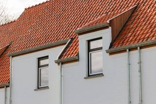 sale at QUESTIONABLE PRICE Sale for Professional E-Peil: MAX E20 Mobiscore: 8/10 Welcome to this beautiful newly built home located in Jan Breidelstraat in the heart of Oostkamp! With a generous living area of 180m² and a spacious plot of 486m², this property offers excellent living space for you and your family. The property is part of a small-scale new construction project with 3 rural homes. The homes are located in Jan Breidelstraat a quiet cul-de-sac close to the E40 slip road and within walking distance of the centre of Oostkamp. All amenities are nearby (bakery, butcher, Delhaize, Brico, doctor, etc.). The homes have a rural look and enjoy contemporary comfort. The houses are built with high-quality materials and special attention is paid to current energy standards. The houses will be equipped with the latest techniques such as a heat pump, underfloor heating, solar panels and a C+ ventilation system. The layout of this home is as follows: Spacious entrance hall with space for a wardrobe and the stairs to the first floor, a separate guest toilet, roomy bright living space with open kitchen, adjacent to the kitchen there is a spacious storage room (provision washing machine connection). On the first floor are the 3 bedrooms, the spacious bathroom with shower, bath and double washbasin and a separate toilet in the night hall. Finally, there is a fixed staircase from the first floor to the attic floor of 26m2 which still offers a lot of extension possibilities. Construction of the front garden, the path to the front door and the driveway are provided.