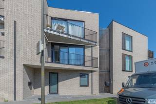 Dit gezellig en lichtrijk appartement werd afgewerkt met zeer kwalitatieve materialen en is reeds voorzien van vliegenramen en gordijnen. Het...