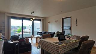 Dit verzorgd en energiezuinig appartement op de tweede verdieping combineert wooncomfort met een centrale ligging. Dankzij de twee terrassen, automatische zonnescreens en een zonneluifel aan de westzijde, geniet u hier van veel lichtinval en aangename buitenruimtes. Ideaal voor wie op zoek is naar een instapklare woonst met praktische troeven.<br /><br /><strong>Ligging</strong><br /><br />Gelegen op een centrale locatie met vlotte bereikbaarheid en nabij alle voorzieningen. Het appartement bevindt zich op de tweede verdieping van een goed onderhouden gebouw met zowel een lift als een trap.<br /><br /><strong>Indeling van de woning</strong><br /><br />Bij het betreden van het appartement komt u terecht in een inkomhal die toegang geeft tot de ruime woonkamer met parketvloer, een afzonderlijke keuken en een praktische bergplaats. Er zijn twee comfortabele slaapkamers, een badkamer met douche en een apart gastentoilet.<br /><br />Het appartement beschikt over twee aangename terrassen, waarvan het westelijk georiënteerde terras voorzien is van een extra zonneluifel. Alle ramen zijn uitgerust met automatische zonnescreens voor extra comfort.<br /><br />Een extra troef is de <strong>parkeerplaats</strong> onder het gebouw, die <strong>inbegrepen</strong> is in de prijs — zo hoeft u zich geen zorgen te maken over parkeergelegenheid.<br /><br /><strong>Extra troeven</strong><br /><br />✅ Parkeerplaats onder het gebouw inbegrepen in de prijs – geen meerkost<br />✅ Energiezuinig appartement met EPC-label C<br />✅ Parketvloer in de woonkamer<br />✅ Goed onderhouden gebouw met lift en trap<br />✅ Zonnige buitenruimtes en automatische zonnescreens<br /><br /><strong><em>Interesse? Vraag uw bezoek meteen aan via onze website!</em></strong>