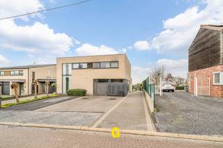 In een fijne woonomgeving in Kleine Spouwen bevindt zich deze verzorgde halfopen met zuidwest georiënteerde tuin. De ligging biedt zowel een aangenaam rustig wooncomfort met tegelijkertijd een vlotte bereikbaarheid van voorzieningen en omliggende gemeenten.<br /><br />De woning situeert zich in een verkeersluwe straat, op korte afstand van lokale handelszaken zoals een bakker, supermarkt, apotheek en slagerij. Het centrum van Bilzen bevindt zich op slechts enkele kilometers, terwijl ook steden en gemeenten zoals Riemst, Tongeren en Maastricht snel bereikbaar zijn. Achterliggend bevindt zich agrarisch gebied, hetgeen garant staat voor een blijvend open uitzicht.<br />Dit eigendom werd gebouwd begin jaren 2000 en sindsdien zorgvuldig onderhouden. <br /><br />Bij het betreden van de woning komt men in een verzorgde inkomhal met ingemaakte vestiairekasten en een gastentoilet. Via de hal komt men in de ruime berging met voorzieningen voor wasplaats en cv. Via een glazen deur bereikt men de leefruimte, met een aangenaam zitgedeelte en een open keuken, ook makkelijk aan elkaar te verbinden door het weghalen van de niet dragende wand. De keuken is aangenaam ruim en geniet van een mooi zicht op het terras en de tuin met zwembad. <br /><br />Op de eerste verdieping geeft de nachthal toegang tot drie volwaardige slaapkamers, waarvan twee uitgerust zijn met airconditioning. Verder vindt men hier een apart toilet en een verzorgde badkamer met zowel een ligbad als een douche en een badkamermeubel.<br /><br />De buitenruimte is volledig omheind en gunstig georiënteerd naar het zuidwesten. Het ruime terras vormt een aangename plek om te ontspannen en sluit naadloos aan op het zwembad, dat werd afgewerkt met oog voor kwaliteit en comfort. Dit zal de ideale plek zijn om te genieten van warme zomerdagen en -avonden met zicht op de zonsondergang. Achteraan in de tuin bevindt zich nog een bijkomend terras en een praktische tuinberging. Dankzij de achterliggende agrarische zone geniet men hier bovendien van een open en blijvend vrij uitzicht.<br /><br />Technische gegevens<br />-EPC: 150 kWh/m²/jaar (label B) <br />-Zonnepanelen <br />-Airconditioning <br /><br />Maatregelen opgenomen in het Maatregelenregister: nee<br /><br />Deze woning is een mooie kans voor wie op zoek is naar een verzorgde en functionele gezinswoning met moderne voorzieningen, een onderhoudsvriendelijke tuin met zwembad, rustig gelegen in een aangename woonomgeving in een dorpse sfeer, zonder in te boeten op bereikbaarheid en comfort.