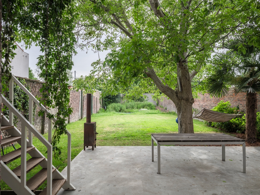 Uniek vastgoed! Exclusieve en creatieve site met twee kantoorruimtes, een polyvalent handelspand, een short-staystudio en een bijzonder architecturale split-levelwoning met ruime tuin, op een boogscheut van het stadscentrum. - foto 4
