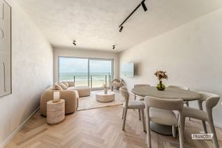 Op een absolute toplocatie aan de Zeedijk van Blankenberge bevindt zich dit uitzonderlijk stijlvolle appartement, dat in 2026 een totaalrenovatie onderging. Bij de renovatie werd gekozen voor hoogwaardige materialen en een verfijnde afwerking wat resulteert in een instapklaar appartement met een luxueuze uitstraling.<br /><br />Gelegen op de 4de verdieping geniet u dankzij de glazen balustrades van een panoramisch zeezicht en een maximale lichtinval in de leefruimte. De stijlvolle woonkamer sluit aan op de volledig uitgeruste open keuken, voorzien van alle comfort, waaronder een Quooker-kraan, een wijnkoelkast en kwalitatieve inbouwtoestellen.<br /><br />Doorheen het volledige appartement werd een elegant visgraatparket geplaatst, terwijl de muren werden afgewerkt met een exclusieve schildertechniek. Daarnaast werd het appartement uitgerust met een geïntegreerd SONOS-surroundsysteem, waardoor u in elke ruimte geniet van een optimale geluidservaring.<br /><br />Verder beschikt het appartement over een praktische berging met aansluiting voor een wasmachine en droogkast. Aan de achterzijde bevinden zich twee volwaardige slaapkamers, die beide toegang geven tot het achterliggende balkon waar ook extra berging is voorzien.<br /><br />Ook de residentie zelf verkeert in uitstekende staat. De voorbije jaren werden alle belangrijke gemeenschappelijke investeringen reeds uitgevoerd, waaronder een nieuwe lift, de vernieuwing van de gevel en recente dakwerken. Hierdoor geniet u niet alleen van een luxueus appartement, maar ook van een zorgeloze investering.<br /><br />Bent u op zoek naar een exclusief afgewerkt appartement met een unieke ligging aan zee, waar luxe, comfort en kwaliteit samenkomen? Dan is dit uitzonderlijke pand zonder twijfel een bezoek waard.<br /><br />