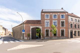 **AUTHENTIEKE WONING IN HET HARTJE VAN HOEGAARDEN MET WELLNESS EN FLEXIBELE RUIMTE**Betreed deze prachtig gerenoveerde woning die karakter en charme...