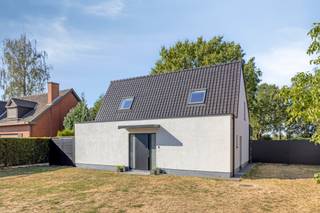 <p>Aan de Leuvensesteenweg in Muizen, op de grens van Mechelen, vind je deze ruime villa die meteen een warm en huiselijk gevoel oproept. Het is een pand waar je gezin alle plaats krijgt om te groeien, met een ligging die rust en bereikbaarheid perfect combineert. Wie op zoek is naar een instapklare woning met karakter en volop mogelijkheden, komt hier zeker aan zijn trekken. </p><p> </p><p>De woning biedt een leefbare oppervlakte van maar liefst 205 m², verdeeld over twee verdiepingen. In totaal beschikt de villa over vijf volwaardige slaapkamers (waarvan 1 op het gelijkvloers, momenteel gebruikt als speelkamer/bureau), ideaal voor een groot gezin of voor wie graag een thuiskantoor of hobbyruimte inricht. </p><p> </p><p>De ruime indeling van de leefruimtes zorgt voor een aangename flow doorheen de woning, waarbij elke ruimte zijn eigen functie en sfeer behoudt. De inkomhal brengt ons in de ruime living van maar liefst 35 m², verderdoor de eethoek aansluitend aan de prachtige nieuwe keuken van Dovy, volledig geïnstalleerd. Op het gelijkvloers hebben we ook nog een aparte berging, een wasruimte, kamer/bureau, vestiaire en gastentoilet.</p><p>Op de eerste verdieping hebben we 4 slaapkamers, een badkamer (met alle comfort) en een aparte WC. </p><p> </p><p>Buiten geniet je van een aangename tuin en een terras, met een gedeelte voorzien van een overkapping, perfect om tot rust te komen of te genieten van een zonnige namiddag. </p><p>Parkeren vormt geen probleem dankzij de aanwezige parkeergelegenheid op het terrein vooraan. De villa combineert de charme van een vrijstaande woning met de functionaliteit die past bij het moderne wonen van vandaag. Deze woning is volledig instapklaar gezien de totaalrenovatie ondergaan tussen 2020-2022. </p><p> </p><p>De ligging langs de Leuvensesteenweg zorgt voor een vlotte verbinding met zowel Mechelen als Leuven, en de nabijheid van diverse invalswegen maakt pendelen een fluitje van een cent. Scholen, winkels en openbaar vervoer bevinden zich op een boogscheut, waardoor je hier both de rust van Muizen als het gemak van de stad binnen handbereik hebt. Ben je nieuwsgierig geworden naar deze villa en wil je ze met eigen ogen komen bewonderen? Plan je bezoek in via onze website voor de eerste bezoekdag  – wie weet is dit binnenkort jouw nieuwe thuis.</p>