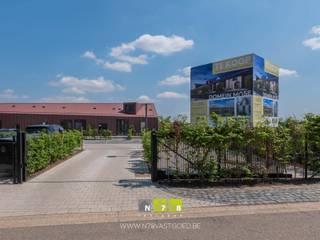 <strong>VOLLEDIG INGERICHTE VAKANTIEWONING (NR. 09) IN DOMEIN MASE TE ALDENEIK.<br /><br /></strong>Deze vakantiewoning combineert een hedendaagse architectuur met een warme, kwalitatieve afwerking en is ontworpen met oog op comfort, beleving én verhuurbaarheid. Dankzij de houtskeletbouw is deze woning erg energiezuinig en dus toekomstbestendig.<br /><strong><br />Deze vakantiewoning beschikt over:<br /></strong>- Een lichtrijke leefruimte<br />- Volledig uitgerichte keuken<br />- 2 slaapkamers, waarvan 1 op verdieping<br />- Een moderne badkamer met kwalitatieve afwerking<br />- Apart toilet<br />- Een privatief terras én tuin<br />- Een privatieve parking<strong><br /><br />DOMEIN MASE TE ALDENEIK<br /></strong>Aan de idyllische oevers van de Maas, in het charmante Aldeneik, verrijst een uniek domein van exclusieve vakantiewoningen. Wat dit project werkelijk uitzonderlijk maakt, is de rechtstreekse ligging aan het water. Vanuit de woningen geniet u van een prachtig, rustgevend zicht op de Maas — een zeldzame troef die zorgt voor een unieke beleving én een sterke meerwaarde in verhuur.<br /><br />Dit project biedt u de kans om te investeren in een toekomstgerichte en rendabele vastgoedformule, zonder de zorgen die traditioneel gepaard gaan met verhuur.<br /><br /><strong>SLIM INVESTEREN MET AANTREKKELIJK RENDEMENT <br /></strong>Dankzij de sterke toeristische aantrekkingskracht van de regio en de kwalitatieve uitwerking van het project, wordt ingezet op een hoge verhuurbaarheid. Bovendien wordt u als eigenaar volledig ontzorgd:<br /><br />- Professionele verhuur en marketing<br />- Centrale opvolging en beheer<br />- Onderhoud en operationele organisatie<br /><br /><span>U geniet van de opbrengsten, zonder tijdsinvestering of praktische bekommernissen. Contacteer ons voor een uitgebreide berekening van de huuropbrengst.</span><br /><br /><strong>UNIEKE LIGGING MET EIGEN AANLEGSTEIGER<br /></strong>De ligging aan de Maas maakt dit project werkelijk uniek. Naast het prachtige uitzicht beschikt het domein over een eigen aanlegsteiger voor boten. Dit opent extra mogelijkheden voor waterrecreatie en maakt het project bijzonder aantrekkelijk voor een breed publiek van toeristen. <br /><br />De combinatie van:<br />- directe ligging aan het water<br />- recreatiemogelijkheden op de Maas<br />- natuur, gastronomie en cultuur <br />zorgt voor een bestemming die het hele jaar door in trek is.<br /><strong><br />GENIETEN VAN UW EIGEN VERBLIJF AAN DE MAAS<br /></strong>Verblijf wanneer u dat wenst in uw eigen tweede verblijf en ervaar de rust, het uitzicht op het water en de unieke sfeer van de Maasvallei. Combineer het beste van twee werelden: een rendabele investering én een plek waar u zelf tot rust kan komen. Of het nu gaat om een weekendje weg, een vakantie met familie of gewoon even ontsnappen aan de dagelijkse drukte — hier investeert u niet alleen in vastgoed, maar ook in levenskwaliteit.<strong><br /><br />EEN INVESTERING MET DUBBELE MEERWAARDE <br /></strong>U investeert niet alleen in een eigendom, maar in:<br /><br />- een zorgeloze inkomstenstroom<br />- een unieke waterlocatie met blijvende aantrekkingskracht<br />- een project dat inspeelt op de groeiende vraag naar kwalitatieve verblijven<br />- een eigen plek om te ontspannen en te genieten.<br /><br /><strong>PLAN UW BEZOEK<br /></strong>Benieuwd naar dit unieke project aan de Maas?<br />Wij nodigen u uit om het domein en de woningen ter plaatse te ontdekken. Contacteer ons voor meer informatie of om een bezoek in te plannen en ervaar zelf de troeven van deze uitzonderlijke investering.<br /><strong><br /></strong><em>(De interieurfoto's zijn van de modelwoning (nr. 13) en worden ter illustratie getoond).</em><strong><br /></strong>