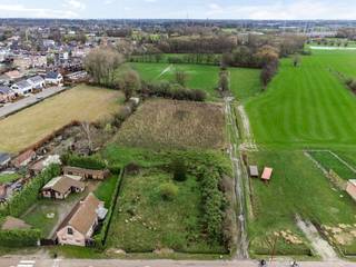 Prachtig en centraal gelegen perceel bouwgrond 416m² voor het bouwen van een gesloten bebouwing zonder bouwverplichting. Het perceel is gelegen aan de Duffelsesteenweg, tussen het centrum van Lint en Duffel. Prachtig panoramisch uitzicht achteraan op het weiland (agrarisch gebied). Deze bouwgrond is bebouwbaar : 8m30 x 15m op het gelijkvloers met inpandige garage. Kroonlijsthoogte 6m. Bebouwbaar GLVL + 1eV + schuin dak (helling 45°). Gelegen op wandelafstand van centrum Lint, winkels, scholen &amp; openbaar vervoer. 