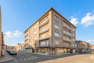 Op wandelafstand van het bruisende centrum van Roeselare bevindt zich dit tweeslaapkamerappartement, gelegen op de vijfde verdieping van de...