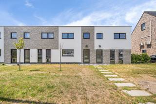<p><strong>Zeer goed gelegen BEN woningen nabij het centrum van Booischot. NOG 3 BESCHIKBAAR!</strong><br /><span>Dit knappe project van 8 hedendaagse woningen combineert comfortabel en energiezuinig wonen. </span><br /><span>Het E-peil zal lager zijn dan E20, waardoor u de eerste 5 jaar geen onroerende voorheffing dient te betalen!</span><br /><span>Het gunstige e-peil wordt gerealiseerd door het voorzien van een gascondensatieketel</span><span> in combinatie met vloerverwarming, ventilatiesysteem D en zonnepanelen. </span><br /><br /><span>Deze BEN woningen beschikken over een gemeenschappelijke </span><span>ondergrondse parkeergarage, elke woning beschikt over 2 staanplaatsen en een kelderberging. </span><span>Verder zijn deze woningen op het gelijkvloers voorzien van een ruime inkomhal met gastentoilet, een ruime leefruimte met een open keuken en een berging. Op de eerste verdieping zijn er 3 slaapkamers, de nachthal, een extra toilet en een badkamer.</span><br /><br /><span>Verkoop van het grondaandeel valt onder registratierechten, de constructie onder het btw-stelsel. </span><span>Graag meer informatie of een vrijblijvende afspraak? </span><span>immo@degroot-celen.be</span><span> of 014 95 37 50 </span></p>
<p><span>Vg, Wg, Gmo, Gvkr, Vv<br />“overstromingsgevoeligheid: P-score klasse D / G-score klasse C ” <br /></span></p>