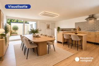 Welkom in deze charmante gesloten bebouwing in de Beekstraat 27 te Oostkamp, waar u deze gerenoveerde rijwoning terugvindt in een rustige, residentiële omgeving. Winkels, scholen en andere dagelijkse voorzieningen bevinden zich op korte afstand.<br /><br />De woning werd gebouwd in 1954 en onderging in 2026 een totaalrenovatie. Op het gelijkvloers komt u binnen via de inkomhal met berging onder de trap. Aansluitend bevinden zich de gezellige leefruimte met pelletkachel. Verder beschikt de woning over een ruime keuken met een bijkeuken en biedt uitzicht op de koer. Daarnaast zijn er een afzonderlijk toilet en een praktische berging met aansluitingen voor wasmachine en droogkast.<br /><br />Op de eerste verdieping bevinden zich twee volwaardige slaapkamers, een aparte bureauruimte en een badkamer. De zolder biedt bijkomende mogelijkheden.<br /><br />Buiten geniet u van een onderhoudsvriendelijke koer en een ruime garage van 22 m².<br />Deze woning wordt aangeboden met een richtprijs. Ieder bod hoger of lager dan deze richtprijs wordt overgemaakt aan de eigenaars die al dan niet het bod kunnen aanvaarden.