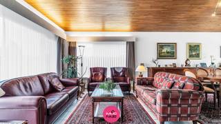 Charmante bungalow met veel potentieel, op een rustige ligging in het groene Gellik<br /><br />Deze vrijstaande woning bevindt zich op een perceel van maar liefst 2.000 m² in Gellik, een rustige en groene deelgemeente van Lanaken. Het is gelegen op een steenworp van het natuurpark De Krieckaert, aan de ingang van het nationaal park Hoge Kempen. Zowel scholen, buurtwinkels en het openbaar vervoer liggen op wandelafstand. Ook Maastricht ligt op slechts 15 minuutjes met de auto. Tot slot zijn omliggende steden zoals Riemst, Zutendaal en Bilzen vlot bereikbaar. <br /><br />Er is circa 140 m² woonoppervlakte ingedeeld als volgt:<br /><br />Via de inkomhal heb je toegang tot de lichtrijke leefruimte van 37 m². Aansluitend bevindt zich de keuken die een prachtig zicht biedt op de achterliggende tuin. Van hieruit heb je toegang tot het overdekte terras en de groen omgeven, netjes verzorgde tuin. <br /><br />Verder is er een inpandige garage met automatische sectionale poort, bereikbaar via de achterzijde van de woning. Bijkomend is de volledige kelderverdieping voorzien van extra ruimtes, ideaal voor opslag of hobby. Ten slotte is er een ruime zolder die nog volledig naar eigen wens in te richten is. <br /><br />De nachthal geeft uit op een apart toilet, een badkamer die voorzien is van een ligbad, een douche en een dubbele wasbak en drie comfortabele slaapkamers van ieder circa 11 m².<br /><br />Extra troeven:<br /><br />•⁠ ⁠Al het woonplezier gelijkvloers<br />•⁠ ⁠Drie ruime slaapkamers<br />•⁠ ⁠Perceel van maar liefst 2.000 m² <br />•⁠ Volledig onderkelderd<br />•⁠ ⁠Gelegen aan de rand van een natuurpark<br /><br />Benieuwd naar deze vrijstaande woning met veel potentieel? Laat het ons weten via 089 390 990 of info@immofair.be en plan een bezichtiging.