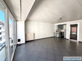 <p>Lichtrijk en gezellig appartement met 2 slaapkamers <br />Dit toffe appartement kan met zijn ideale ligging een vlotte verbinding garanderen op alle vlakken. Op wandelafstand bereik je het treinstation, busstation en de toffe Mechelse binnenstad. Met de auto bereik je zeer snel de binnenring, tangent en autosnelwegen. Mits een bewonerskaart kan je gratis in de buurt parkeren, alsook is er een ondergrondse parkeergarage op 2 min wandelen waar je verschillende soorten abonnementen kan aangaan of waar bezoek perfect kan parkeren. <br /><br />Het appartement is gelegen op de tweede verdieping van dit fijne gebouw en is te bereiken met een trap of kleine lift. Er is een ruime woonkamer met aansluitend de keuken, voorzien van een oven, inductievuur, dampkap en koelkast met vriesvak. Verder zijn er nog 1 grote en 1 kleinere slaapkamer en een badkamer met douche, enkel lavabomeubel en toilet. <br />Op het gelijkvloers is er per appartement een wasplaats voorzien waar je een wasmachine en droogkast kan plaatsen, een fietsenstaanplaats en een berging. <br /><br />Een tof appartementje voor mensen die graag dichtbij de stad willen wonen maar niet willen inboeten op bereikbaarheid. <br />Provisie gemeenschappelijke kosten: €50,- (elektriciteit en onderhoud gemeenschappelijke delen + brandverzekering met afstand van verhaal - je dient wel nog een inboedelverzekering aan te gaan) <br /><br />Aarzel niet en vraag nu jouw bezoek aan via info@immosir.be!</p>