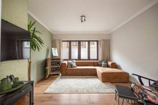 Deze woning is gunstig gelegen nabij belangrijke invalswegen, waardoor u een vlotte verbinding hebt richting Antwerpen en Brussel. Daarnaast ligt het park van Schelle op wandelafstand — ideaal voor wie graag wat groen en rust opzoekt.<br /><br />De woning is instapklaar en biedt vier volwaardige slaapkamers en twee badkamers. Gewoon verhuizen en genieten!<br /><br />Tenslotte de aangename tuin. Dit is zeker en vast een pluspunt.<br /><br />Indeling:<br />Op het gelijkvloers vindt u de inkomhal, een aangename woonkamer, eetkamer, volledig uitgeruste en ruime keuken, alsook een aparte wc.<br />Op de eerste verdieping bevinden zich de nachthal, twee slaapkamers en twee badkamers.<br />De tweede verdieping beschikt eveneens over een nachthal en twee ruime slaapkamers.<br /><br /><br />Enkele troeven op een rij:<br /><br />✔️ Instapklaar – geen renovatieplicht<br />✔️Aangename tuin<br />✔️ Nabij invalswegen en het park van Schelle<br />✔️ Vlotte verbinding met Antwerpen en Boom<br /><br />Interesse in deze woning?<br />Contacteer ons via jarno@groepvanhaute.be of 0492 83 88 19.