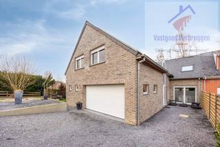 De woning is gelegen in een rustige en residentiële straat met een groen karakter. Centrale ligging nabij winkels, scholen en openbaar vervoer. Station Iddergem en de E40 richting Brussel en Gent zijn vlot bereikbaar.<br /><br />De woning, gebouwd in 2006, bestaat uit twee delen met elk een afzonderlijke badkamer, keuken, woonruimte en slaapgedeelte. Ideaal dus voor grote gezinnen of als kangoeroewoning.<br /><br />Het eerste gedeelte van het gebouw bestaat op het gelijkvloers uit een dubbele garage, met extra bergruimte, een inkomhal, afzonderlijk toilet, een ruime woonkamer en ingerichte keuken. Op de tweede verdieping zijn 4 ruime slaapkamers en een badkamer voorzien van ligbad, douche, toilet en wastafel. Er is nog een stockagezolder aanwezig.<br /><br />Het tweede gedeelte van het gebouw bestaat uit een gelijkvloers met woongedeelte (momenteel ingericht als beautysalon), keukenblok, badkamer voorzien van douche, toilet en wastafel en op de verdieping een toilet en ruime slaapkamer met dressing.<br /> 
<ul>
	<li><strong>Asbestvrij (2006)</strong></li>
	<li><strong>Elektriciteit conform</strong></li>
	<li><strong>Geen energierenovatieverplichting</strong></li>
	<li><strong>zonnepanelen</strong></li>
	<li><strong>Bijzonder ruim (257m² bruikbare vloeroppervlakte)</strong></li>
	<li><strong>Uiterst geschikt voor kangoeroewonen</strong></li>
</ul>
<br />Contacteer ons snel op nr 053/666.446 of via info@vastgoedverbruggen.be voor meer informatie of een bezoek.