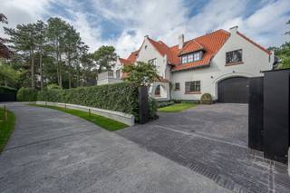 Typische gerenoveerde Zoute villa rustig en in alle discretie gelegen op een prachtige locatie tussen de Royal Zoute Golf Club en het...