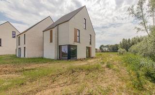 <h3><span>Jouw nieuwe thuis in Hof ter Heiken</span></h3><p><span>Deze woning maakt deel uit van </span><span>Hof ter Heiken</span><span>, een kleinschalig en duurzaam woonproject waar energiezuinig wonen, hedendaags comfort en een groene leefomgeving centraal staan. Dankzij de doordachte architectuur en kwalitatieve afwerking geniet je hier van een woning die volledig is afgestemd op het moderne gezinsleven.</span></p><p><span>Troeven van deze woning:</span></p><ul><li><span> Type: halfopen bebouwing</span></li><li><span> Doordachte indeling met ruime en lichtrijke leefruimtes</span></li><li><span> 3 volwaardige slaapkamers </span></li><li><span> ruime zolder (64,6m²), creatie extra kamers mogelijk</span></li><li><span> Private tuin met terras en fietsenberging</span></li><li><span> inpandige garage en oprit</span></li><li><span> Energiezuinig dankzij geothermie en 4 zonnepanelen</span></li><li><span> Gebouwd volgens de nieuwste energienormen voor een lage energiefactuur</span></li><li><span> Vandaag nog de mogelijkheid om de afwerkingsmaterialen naar eigen smaak te kiezen</span></li><li><span> De woning bevindt zich in een vergevorderd bouwstadium, waardoor een snelle oplevering mogelijk is</span></li><li><span> Beslis vandaag en geniet binnenkort van een instapklare nieuwbouwwoning, zonder jarenlang te moeten wachten</span></li></ul><p><span> </span></p><p><span>Ontdek hieronder de specifieke indeling, oppervlaktes en kenmerken van deze woning en laat je verrassen door de unieke combinatie van duurzaam wonen, hedendaags comfort en een uitzonderlijke ligging in het groen.</span></p><p><span> </span></p>