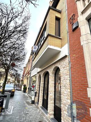 Toffe bovenwoning - volledig gerenoveerd. <br />Knappe woonkamer met een ruime zithoek langs de kant van de straat. <br />Gezellige open keuken langs de achterkant van het appartement. Deze is goed voorzien van inductiekookplaat en dampkap, frigo, microgolf en oven. <br />Leuk terras aansluitend aan de keuken. <br />Op de bovenverdieping zijn twee slaapkamers. Bergplaats met alle technieken en voorziening voor wasmachine. <br />Ruime badkamer met douche en dubbel lavabomeubel. <br />De fietsen kun je kwijt in de patio aan de inkom op de benedenverdieping. <br />Dit betreft een vernieuwbouw - EPC in opmaak. <br /> 