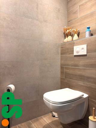 Het appartement heeft de volgende indeling: Men komt binnen via de inkomhal met het apart toilet. Van hieruit is er aansluiting naar de ruime...