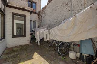 In de Adegemstraat 91 in Mechelen bevindt zich dit gelijkvloers appartement met 3 slaapkamers en 1 badkamer. Het appartement beschikt over een praktische indeling en biedt voldoende ruimte voor een gezin, koppel of wie een extra kamer zoekt als bureau, dressing of hobbyruimte.<br /><br />De ligging is een belangrijk pluspunt. U woont hier zeer centraal in Mechelen, met winkels, scholen en andere voorzieningen in de buurt. Ook het openbaar vervoer bevindt zich op korte afstand, wat zorgt voor een vlotte verbinding binnen en buiten de stad.<br /><br />Het appartement is momenteel verhuurd.<br /><br />Contacteer ons via 0492 83 88 19 of jarno@groepvanhaute.be
