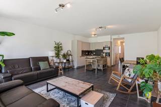 In een recent  kleinschalig appartementsgebouw met lift vindt u dit mooi afgewerkte appartement op de gelijkvloerse verdieping. Het...