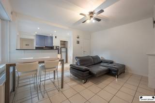 Op de zeedijk in Residentie Aurore in Oostende, op wandelafstand van het centrum en het openbaar vervoer, bevindt zich dit ruime appartement met...