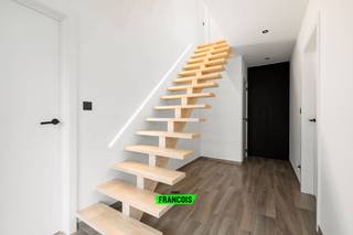 Bent u op zoek naar een recente, energiezuinige woning waar comfort, ruimte en hoogwaardige afwerking centraal staan? Dan is deze open bebouwing, gelegen in een rustige en recente verkaveling in Godveerdegem (Zottegem), zeker een bezoek waard.<br /><br />Deze instapklare woning, gebouwd in 2020, bevindt zich op een perceel van 544 m² en biedt een doordachte indeling waarbij elke ruimte optimaal werd benut dankzij talrijke maatwerk inmaakkasten.<br /><br />Op het gelijkvloers geniet u van een inkomhal met gastentoilet, een lichtrijke leefruimte met gezellige gashaard, een volledig uitgeruste keuken, berging en een praktische inpandige garage. De woning beschikt op de eerste verdieping over twee volwaardige slaapkamers, alsook over een aparte dressing, toilet en badkamer met ligbad, inloopdouche en lavabomeubel. De tweede verdieping is ingericht als derde slaapkamer. <br /><br />Dankzij de combinatie van geothermie, warmtepomp, vloerverwarming én vloerkoeling geniet u het hele jaar door van een aangenaam binnenklimaat met een laag energieverbruik. Bovendien zorgen zonnepanelen, hoogrendementsbeglazing, zonnescreens en domotica voor extra comfort en duurzaamheid.<br /><br />Ook buiten heeft deze woning heel wat te bieden. De verzorgde omheinde tuin beschikt over een ruime tuinberging die tevens dienst doet als overdekt terras, ideaal om in alle seizoenen van het buitenleven te genieten. Verder zijn er een inpandige garage en voldoende parkeergelegenheid op eigen terrein.<br /><br />Een ideale gezinswoning voor wie op zoek is naar hedendaags wooncomfort, energiezuinigheid en een rustige ligging nabij het centrum van Zottegem.<br /><br />Interesse? Contacteer ons voor meer informatie of een bezoek ter plaatse.<br /><br />