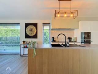 <p>Energiezuinige en instapklare halfopen BEN-woning (bouwjaar 2022), bestaande uit een inkomhal met vestiaire, een apart gastentoilet, een lichtrijke leefruimte met open, volledig geïnstalleerde keuken voorzien van alle toestellen, een inpandige garage en een oprit met plaats voor drie wagens, ruim terras en een zonnige, volledig afgesloten tuin met een praktisch zijpoortje.</p>
<p>Op de eerste verdieping bevinden zich vier volwaardige slaapkamers en een ruime badkamer uitgerust met een ligbad, douche en dubbele lavabo. De zolder biedt extra mogelijkheden en kan perfect ingericht worden als speelkamer, hobbyruimte, bureau of bijkomende bergruimte.</p>
<p>Extra troeven:</p>
<ul>
<li>BEN-woning (bouwjaar 2022)</li>
<li>Zes zonnepanelen</li>
<li>Regenwaterput van 7.500 liter</li>
<li>Waterverzachter</li>
<li>Conforme elektriciteit</li>
<li>Vier volwaardige slaapkamers</li>
<li>Inpandige garage</li>
<li>Drie private autostaanplaatsen</li>
<li>Zonnige tuin met ruim terras</li>
<li>Instapklaar en kwalitatief afgewerkt</li>
</ul>
<p>Te koop zonder makelaar via Smart Houses. Wenst u meer informatie of een bezoek? Contacteer rechtstreeks de eigenaar <span>+32498443771</span></p>