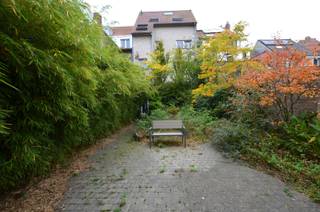 Recent gebouwd woonhuis bestaande uit twee individuele appartementen met ruime garage en zonnige tuin. Eventueel geschikt als KANGOEROE-woning. <br /><br />Indeling: <br /><br />* gelijkvloers: inkomhall, tellers, zeer ruime garage (40m²) met elektrische poort, terras (6x4m), grote zonnige tuin (8x20m), afzonderlijk toilet.<br /><br />* eerste verdiep: inkomhall, berging met wasplaats, afzonderlijk toilet, woonkamer met open ingerichte keuken, 1 slaapkamer, badkamer met inloopdouche en wastafel. <br /><br />* tweede verdiep: inkomhall, berging met wasplaats, afzonderlijk toilet, woonkamer met open keuken, fitnessruimte of kamer, grote mezanine met slaapkamer (32m²), badkamer met inloopdouche en wastafel, zolder. <br /><br />- Afzonderlijk tellers (W,E,G)<br />- Regenwater 10.000L<br />- Individuele centrale verwarming op aardgas<br />- Recent gebouw (2011)<br />- Elektriciteit CONFORM.