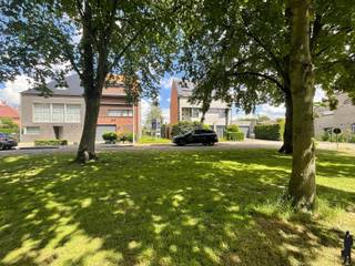 Perceel bouwgrond aan de gegeerde en groene Albertdreef van ca. 168 m²! <br /><br />Bebouwbaar volgens de basisbouwnorm:<br /><br />-Kelder<br />-Gelijkvloers: 6 meter x 13 meter<br />-1ste Verdieping: 6 meter x 13 meter<br />-2de verdieping: 6 meter x 9 meter<br /><br />Oriëntatie op het noordoosten. <br /><br />Het perceel kent een aangename ligging op wandelafstand van het centrum en met uitvalswegen op enkele minuten van het pand! Meer info omtrent de bouwvoorschriften via het kantoor!<br /><br />Heden reeds fundering aanwezig.
