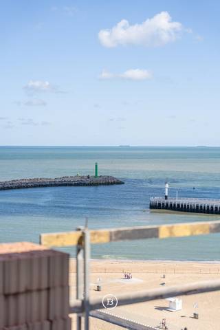 Droomt u van een luxueus appartement met een panoramisch zeezicht? Welkom bij Armada, een exclusief project dat de essentie van luxe en comfort naar Oostende brengt. Gelegen op de absolute toplocatie van de Albert I Promenade langs de iconische Zeedijk, biedt Armada de perfecte combinatie van ruimte, stijl en uitzicht. Dit is de kans om te wonen op een locatie die zowel rust als bereikbaarheid biedt, met alle voorzieningen van de stad binnen handbereik.<br /><br />Met een oppervlakte van 127,17 m² is dit appartement ideaal voor diegenen die op zoek zijn naar veel ruimte en comfort. Het appartement beschikt over 3 slaapkamers en een grote woonkamer, die dankzij de breedte van de gevel optimaal profiteert van het uitzicht over de zee. De 17,22 m² terras biedt de perfecte ruimte om buiten te genieten van de omgeving, terwijl de wintertuin van 6,15 m² het hele jaar door een verlengstuk van uw leefruimte biedt. <br /><br />De appartementen in Armada zijn stuk voor stuk uiterst ruim en luxueus afgewerkt. Ze beschikken over drie slaapkamers en een ruime woonkamer, waarvan de exceptionele gevelbreedte van meer dan 9 meter zorgt voor een indrukwekkend frontaal zeezicht vanuit het appartement. Dankzij de extra ruime terrassen, die perfect zijn om een eettafel te plaatsen en te genieten van het buitenleven, krijgt u het gevoel dat de zee binnen handbereik is. Of het nu gaat om het zonsopgang of een romantische zonsondergang, het uitzicht zal altijd het perfecte decor zijn. De appartementen beschikken bovendien over een wintertuin, zodat u het hele jaar door kunt genieten van het uitzicht en het comfort van de buitenlucht, ongeacht het seizoen.<br /><br />De gevel van het gebouw wordt afgewerkt met natuursteen, wat het een moderne en verfijnde uitstraling geeft die perfect past bij de exclusieve locatie. Het gebruik van natuursteen zorgt voor een tijdloze esthetiek die het gebouw doet opvallen als een ware blikvanger langs de Zeedijk. Binnenin wordt geen detail overgeslagen, van de keukens tot de badkamers: alles is van de hoogste kwaliteit.<br /><br />Er zijn nog vier unieke appartementen op verschillende verdiepingen, elk met een eigen karakter. De appartementen variëren in grootte en terrasoppervlakte, maar ze hebben allemaal de gemeenschappelijke kenmerken van ruime indelingen en het panoramische zeezicht.<br /><br />Oostende is de perfecte locatie voor iedereen die van luxe wonen aan zee houdt. Armada ligt op een uitstekende locatie: aan de Zeedijk, vlakbij het centrum van Oostende, met restaurants, winkels en cultuur op wandelafstand. Tegelijkertijd bent u via de snelwegen en het openbaar vervoer snel verbonden met de rest van de stad en de kust.<br /><br />Armada is meer dan een appartement: het is een levensstijl. Of u nu op zoek bent naar een luxueus tweede verblijf appartement aan de Belgische kust of een voltijdse bewoning/investering, dit project biedt de perfecte balans tussen comfort, stijl en locatie. Dit is uw kans om deel uit te maken van het exclusieve leven aan de Zeedijk in Oostende. Mis deze unieke gelegenheid niet en neem vandaag nog contact met ons op voor meer informatie of een bezichtiging.