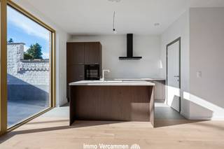 <p><span>Stijlvol nieuwbouw duplexappartement met tuin en garage in hartje van het landelijke Duffel-West.</span></p><p><span> </span></p><p><span>Dit energiezuinig duplexappartement combineert ruimte en comfort met een topligging. Het appartement is in laatste fase van afwerking en wordt voorzien van uiterst kwalitatieve materialen. Energiezuinigheid is een absolute troef (E-peil 10), o.a. dankzij vloerverwarming via warmtepomp, zonnepanelen, etc. met een vrijstelling op de onroerende voorheffing tot gevolg (5 jaar).</span></p><p><span> </span></p><p><span>U geniet van een lichtrijke open leefruimte met volledig uitgeruste keuken en ruime berging, uitgevend op een gezellig zuidgericht stadstuintje met terras. Het terras is tevens bereikbaar via poortje achteraan. Op de verdieping bevinden zich twee volwaardige slaapkamers en een moderne badkamer met douche, badkamermeubel met dubbel lavabomeubel en een tweede toilet. Achteraan is er een zeer ruime garagebox, met plaats voor wagen en fietsen, verplicht bij aan te kopen aan 40.000 excl. btw.</span></p><p><span> </span></p><p><span>Het appartement geniet een absolute topligging pal in het dorpscentrum van Duffel-West, vlakbij winkels, wekelijkse markt, scholen, sport- en ontspanningsmogelijkheden. Een vlotte bereikbaarheid is gegarandeerd dankzij openbaar verover, nabij gelegen station, fietsostrade en belangrijke invalswegen centraal tussen Brussel - Antwerpen en Mechelen - Lier.</span></p><p><span> </span></p><p><span>6% BTW mogelijk.</span></p><p><span>Bezoek enkel na afspraak, vrijblijvende info op kantoor: 015/755 444 of info@immovercammen.be</span></p><p><span> </span></p>
