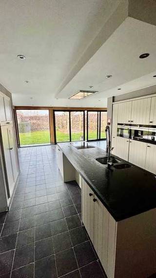 <br />🏡 UIT DE HAND TE KOOP – GEEN IMMO<br /><br />📅 Kijkdagen op afspraak: 25/04 & 26/04<br /><br />Te koop: Volledig gerenoveerde, ruime Villa in het landelijke Deftinge (13a 30ca)<br />Ontdek deze instapklare, luxueuze villa in een rustige, groene omgeving – perfect voor wie comfort, ruimte en mogelijkheden zoekt!<br /><br />Indeling gelijkvloers:<br />Ruime inkomhal<br />Bureau / slaapkamer / ruimte voor zelfstandige praktijk of activiteit<br />Badkamer met douche en toilet<br />Lichtrijke, ruime living met open haard, airconditioning en warmtepomp voor optimaal comfort<br />Veranda met open, volledig vernieuwde keuken voorzien van vloerverwarming<br />Aansluitende berging<br />Garage<br /><br />Indeling bovenverdieping:<br />Grote nachthal<br />Ruime living of mogelijkheid tot extra slaapkamers<br />3 volwaardige slaapkamers (waarvan één reeds voorzien van aansluitingen voor het installeren van een keuken)<br />Badkamer met ligbad<br />Berging<br />Ruime zolder<br />Ideaal in te richten als kangoeroewoning of tweede woonunit<br />Buitenruimte:<br />Prachtig aangelegde tuin 🌳<br />Fruitboomgaard 🍎<br />Eiken bijgebouw met terras, volledig voorzien van nutsvoorzieningen<br />Buitendouche 🚿<br />Voorziening en ruimte voor een privé jacuzzi 💦<br />Zonnepanelen op het dak én extra zonnepanelen met tracker voor maximaal rendement ☀️<br /><br />Troeven van deze woning:<br />Volledig gerenoveerd, instapklaar en afgewerkt met oog voor detail ✨<br />Geschikt voor zelfstandige praktijk of combinatie wonen/werken 💼<br />Veel ruimte en mogelijkheden (o.a. Kangoeroewonen) groot gezin <br />Rustige, landelijke ligging 🌄<br />Groot perceel (13a 30ca)<br />Energiezuinig dankzij warmtepomp en zonnepanelen ⚡<br />Prachtige tuin met extra bijgebouw en wellnessmogelijkheden 🌺<br />EPC: B 🟢<br /><br />💰 Vraagprijs: € 750.000<br /><br />Deze exclusieve woning biedt tal van mogelijkheden voor grote gezinnen, zelfstandigen of wie een combinatie van wonen en werken zoekt.<br />📞 Interesse? Contacteer:<br /><br />Ilse Vercleyen – 0485/698667<br />Graag enkel ernstige kandidaten.<br /><br /><br />