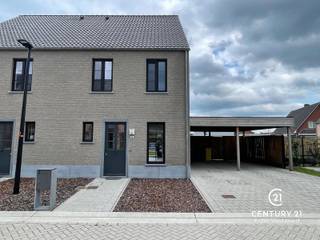 Op zoek naar een moderne en comfortabele woning op een rustige locatie nabij de Nederlandse grens? Deze fraaie, recente woning in Ravels biedt alles wat je nodig hebt!<br /><br />Indeling:<br />Je komt binnen via een uitnodigende inkomhal die toegang geeft tot de gezellige woonkamer met veel natuurlijk licht. De open keuken is volledig geïnstalleerd en voorzien van alle moderne apparatuur – perfect voor wie graag kookt of gasten ontvangt. Via de schuifraam heb je toegang tot de aangename, onderhoudsvriendelijke tuin, ideaal om te ontspannen of gezellig buiten te zitten.<br /><br />Verdieping 1:<br />Op de eerste verdieping bevinden zich drie slaapkamers, waaronder een ruime hoofdslaapkamer met een praktische dressing. De moderne badkamer is voorzien van alle comfort.<br /><br />Verdieping 2:<br />De tweede verdieping biedt een zeer ruime vierde slaapkamer die ook perfect dienst kan doen als hobbyruimte, bureau of logeerkamer.<br /><br />Bovendien beschikt de woning over een carport, wat extra comfort en bescherming biedt voor je wagen.<br /><br />TROEVEN:<br />+ Rustige nieuwe wijk<br />+Goede zonnige oriëntatie<br />+Energiezuinig EPC 26 kWh/m²/jr <br />+Ruime carport<br />+ Gelegen op een rustige locatie vlakbij de grens met Nederland
