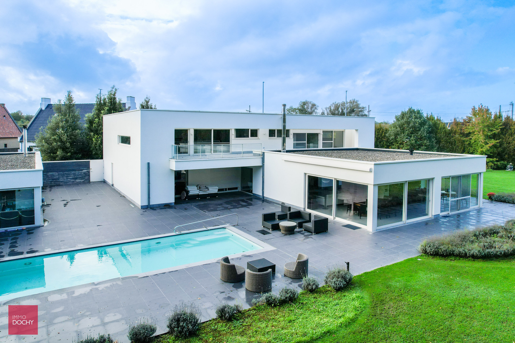 Centraal gelegen moderne ruime villa met appartement of burelen op ca. 5.664m² - foto 5
