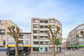 Gelegen aan de levendige Grote Markt van Zelzate met op maandag de wekelijkse markt, bieden wij u dit goed onderhouden en lichtrijke appartement...