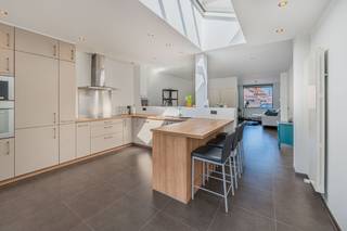 <p>Vous êtes à la recherche d'une habitation chaleureuse au look contemporain, offrant beaucoup d'espace et prête à être immédiatement habitée ? Alors cette maison prête à l'emploi et économe en énergie (PEB B) à Willebroek mérite assurément le détour.</p><p> </p><p>Vous êtes accueilli dans un agréable hall d'entrée, donnant accès à la salle à manger puis au séjour chaleureux. Le véritable atout du rez-de-chaussée est incontestablement la cuisine ouverte, particulièrement spacieuse et entièrement équipée. Grâce à son agencement pratique, c'est un endroit idéal pour cuisiner, se retrouver autour de la table et passer de bons moments ensemble. Un grand espace de rangement et des toilettes séparées apportent en outre un confort et une praticité supplémentaires. Autre atout indéniable : le puits de lumière, qui inonde le rez-de-chaussée de lumière naturelle et lui confère une sensation d'espace encore plus grande.</p><p>À l'arrière se trouve un agréable jardin orienté sud, avec terrasse aménagée et abri de jardin. Grâce à la cave, l'espace de rangement ne manque pas.</p><p>Au premier étage, le hall de nuit dessert deux belles chambres ainsi qu'une salle de bains confortable, équipée d'une baignoire, d'une douche, d'une double vasque et de toilettes. Le deuxième étage accueille encore une troisième chambre particulièrement spacieuse. Grâce à sa généreuse superficie, cette pièce peut facilement être divisée en deux chambres distinctes, permettant à la maison de s'adapter aisément aux besoins évolutifs d'une famille, au télétravail ou à un hobby.</p><p> </p><p>En résumé : une maison de 170 m², jeune, soignée et entièrement prête à l'emploi, avec des châssis récemment installés, offrant une surprenante abondance d'espace et de lumière. À distance de marche et à vélo des commerces, du centre et des transports en commun. De plus, à un jet de pierre de Malines et bénéficiant d'excellentes liaisons vers Anvers, Bruxelles et Saint-Nicolas.</p><p> </p><p>Informations urbanistiques : Vg - Wg - Gmo - Gvkr - Gvv</p><p>Plus d'informations et documents sur www.malines-group.be</p>