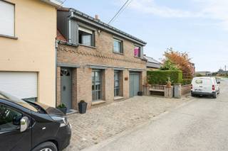 Deze ruime woning is zeer landelijk gelegen.De indeling op het gelijkvloers is als volgt: inkom, uitgeruste keuken, gezellige leefruimte (met haard),...