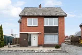 Voor meer info en foto’s, surf naar www.swevers.be – In een rustige straat in Kinrooi ligt deze vrijstaande woning met veel potentieel op een perceel van 7 are 04 centiare. De open bebouwing dateert van 1964, heeft een bewoonbare oppervlakte van 198 m², EPC label C en bevindt zich in op te frissen staat. Dankzij de praktische indeling en de verschillende niveaus vormt dit pand een interessante basis voor wie een woning naar eigen smaak wil renoveren. Via de inkomhal met trap bereikt u de ruime woonkamer van ca. 30,4 m², die geniet van een aangename lichtinval en voldoende plaats biedt voor een gezellige zithoek en eetruimte. Aansluitend bevinden zich de eetkamer, de keuken van 6,5 m², de badkamer, een apart toilet, een bergkast en meerdere halruimtes. Achteraan is er nog een ruime berging met rechtstreekse toegang naar buiten. Op de verdieping geeft de overloop toegang tot drie volwaardige slaapkamers van ca. 14 m², 14 m² en 17 m². Daarnaast is er een extra kamer die perfect kan dienen als bureau, dressing of hobbyruimte. Verder beschikt de woning over een kelder van 10,8 m², een zolder van ca. 9 m² en een vrijstaande stenen garage. De oostgerichte tuin biedt alle ruimte om een aangename buitenomgeving te creëren. Ook de ligging is praktisch, met scholen op 35 meter, openbaar vervoer op 200 meter en winkels, restaurants en ontspanning op ongeveer 2 kilometer. Voor meer informatie, bel 011 255 155. Bron bewoonbare oppervlakte: EPC – verslag.
