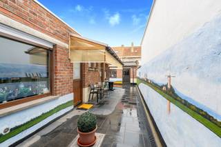 Op een uitstekende ligging, vlak bij alle commerciële voorzieningen, bevindt zich deze perfect onderhouden woning. De solide constructie...