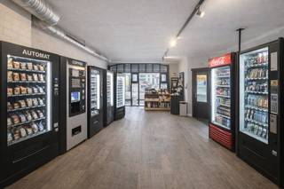 Deze handelsruimte, gelegen op een absolute toplocatie op de Markt van Torhout, geniet van maximale visibiliteit en passage. Omringd door...