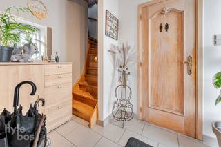 <p><span>Deze aangename gezinswoning is rustig gelegen aan de Koning Boudewijnlaan in Sint-Pauwels. De woning werd gebouwd in 1974, staat op een perceel van 217 m² en beschikt over een bewoonbare oppervlakte van circa 137 m². Via de inkomhal met gastentoilet bereik je de lichtrijke leefruimte met gezellige houtcassette. Aansluitend bevinden zich de keuken, een praktische berging en de veranda, die toegang biedt tot het terras en de zuidgerichte tuin. Deze kijkt uit over het achterliggende open landschap met weilanden, akkers en bos, wat zorgt voor een aangenaam gevoel van ruimte, rust en vrijheid, zonder dat je zelf voor het onderhoud van dit landschap hoeft in te staan. Verder beschikt de woning over een garage en bijkomende parkeergelegenheid op de oprit. Op de eerste verdieping geeft de nachthal toegang tot de badkamer van circa 5 m² en drie volwaardige slaapkamers. Via een uitschuifbare zoldertrap bereik je de volledig afgewerkte zolderverdieping, die momenteel is ingericht en wordt gebruikt als twee bijkomende slaapruimtes van circa 25 m² en 15 m². Mits aanpassing van de toegang biedt deze verdieping dan ook mogelijkheden voor het creëren van extra volwaardige slaapkamers. Ook op energetisch vlak vormt deze woning een aantrekkelijke keuze. Dankzij onder meer de zonnepanelen, de condenserende verwarmingsketel en de hoogrendementsbeglazing behaalt ze een gunstig EPC-label B. Met haar drie slaapkamers, volledig afgewerkte zolderverdieping, praktische indeling, garage, zonnige tuin en goede energieprestatie biedt deze woning een uitstekende basis voor wie op zoek is naar een comfortabele gezinswoning die verder naar eigen smaak kan worden ingericht. Een interessante opportuniteit op een aangename locatie in Sint-Pauwels.</span></p><p><span> </span></p>
