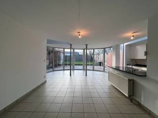 Deze verrassend ruime en lichtrijke woning met een bewoonbare oppervlakte van maar liefst 304 m² is gelegen in een aangename buurt in Zomergem,...